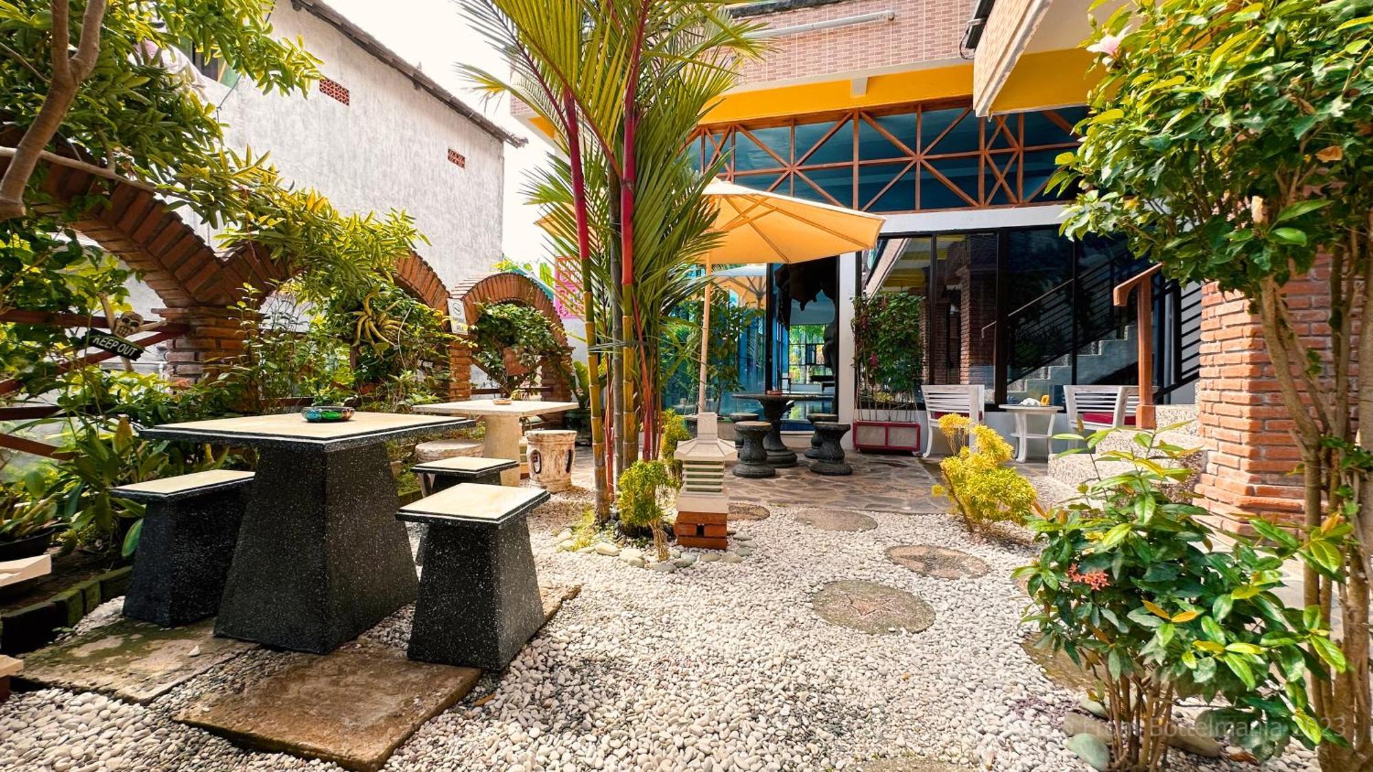 Hotel Bottelmania à Lovina Beach Extérieur photo